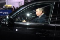Путин призвал «подставить плечо» автопрому