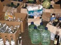 Более 4 тыс. бутылок паленого алкоголя нашли на подпольном заводе в Севастополе