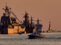 В Севастопольской бухте формируют парадный строй кораблей ко Дню ВМФ